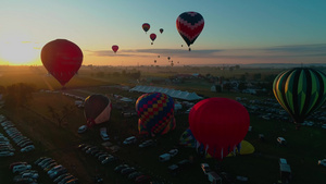 清晨在节日中登入太阳时空中看到多个热空气气球的风景13秒视频