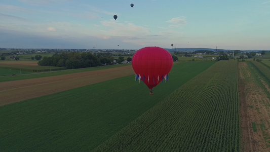 节日期间农场上漂浮的热空气气球的空中风景视频