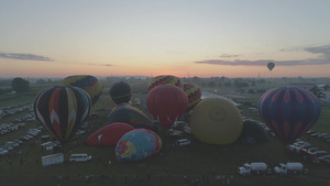 晴朗的夏日清晨在气球节上起飞的热空气气球风向18秒视频