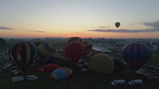 晴朗的夏日清晨在气球节上起飞的热空气气球风向视频
