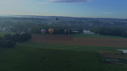 在阿米什农场的一个节日中空中看到多个热气球降落视频