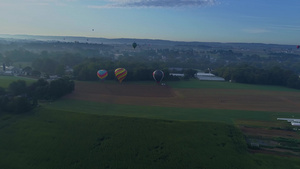 在阿米什农场的一个节日中空中看到多个热气球降落20秒视频