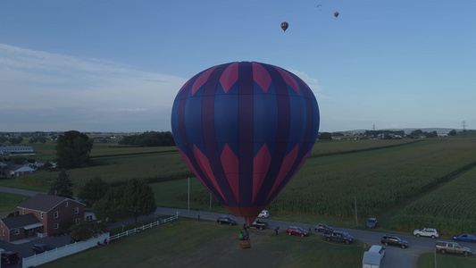 在夏日阳光明媚的节日晚午节期间一个热空气气球在农场视频
