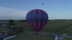 在夏日阳光明媚的节日晚午节期间一个热空气气球在农场29秒视频