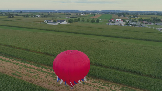 在阳光明媚的夏日庆典期间一个热气球在空中直观天空触摸视频