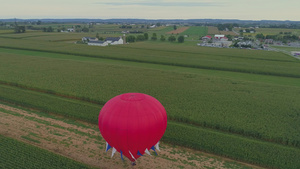 在阳光明媚的夏日庆典期间一个热气球在空中直观天空触摸26秒视频