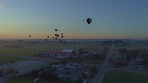 在阳光明媚的夏日升入空中的热气球13秒视频