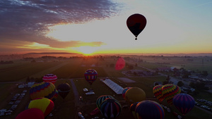 在阳光明媚的夏日升入空中的热气球18秒视频