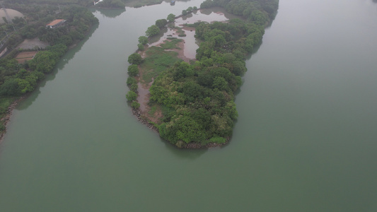 烟雨中的江心小岛航拍视频