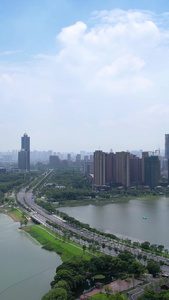 航拍城市蓝天白云晴朗天空自然天气湖景高楼道路街景素材高楼素材视频