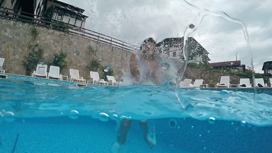 夏季乐趣女孩在游泳池中跳跃和潜水超慢动作非常适合以下视频