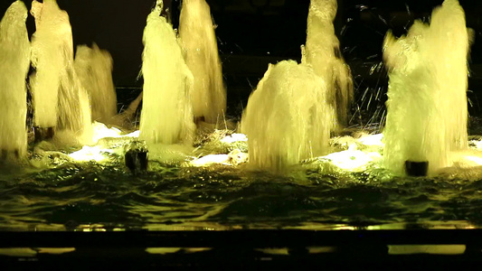 有夜光的泉水喷泉视频