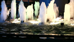 横穿泳池表面的喷泉夜光24秒视频