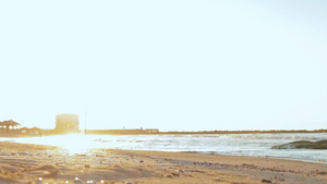 在奇异日落时沙沙滩的低角平静景色7秒视频