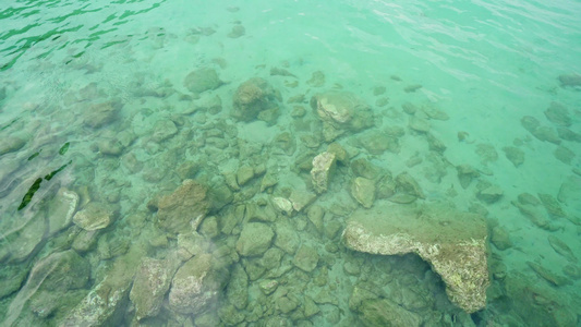 浅海水和岩石的平静背景视频