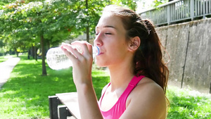 快乐女孩在健身时饮用水慢动41秒视频