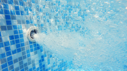 一个缓慢运动的水下拍摄热浴缸喷气式喷气机射出泡泡和视频