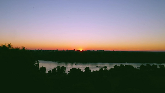 贝尔格勒特市丹露河的日落景色视频