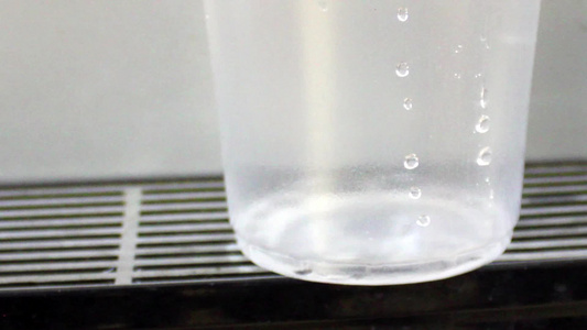 塑料杯中冷水器的水视频