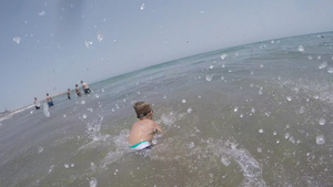 儿童在海中洗澡和与浪潮跳跃6秒视频