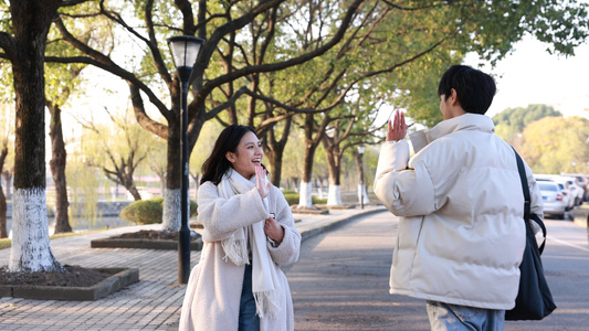 大学生和同学打招呼视频