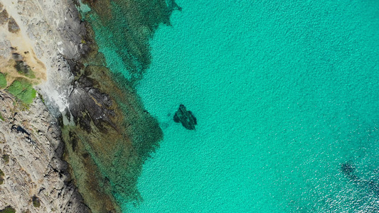 空中无人机俯瞰热带天堂如海滩纯净清澈的绿松石水奇异视频