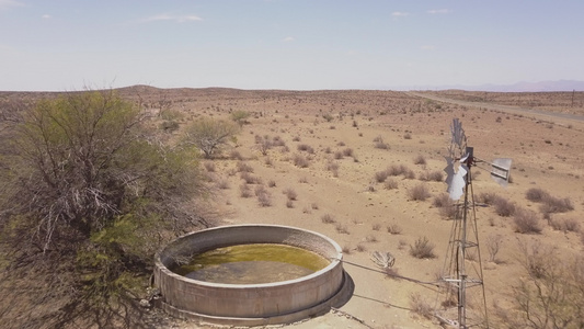 在干燥的沙漠景观中的水泵上空视频