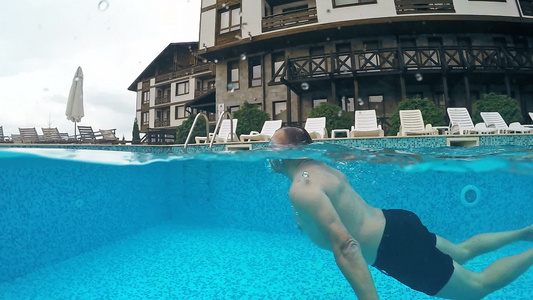 在豪华的维拉泳池里游泳高极圆顶半水下风景慢动作视频