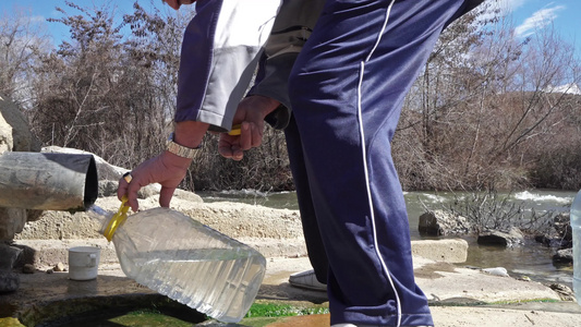 老人用天然泉源的热水填充塑料瓶装塑料瓶视频