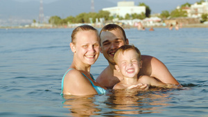 快乐的父母和儿子在海上度假30秒视频