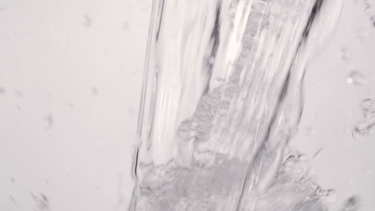 水晶清净倒入玻璃的慢动体视频