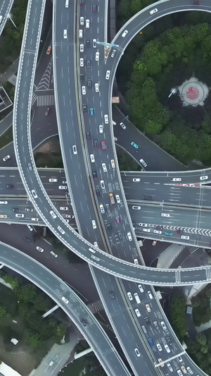 航拍俯拍城市风光旋转的立体交通枢纽堵车车流素材城市素材62秒视频