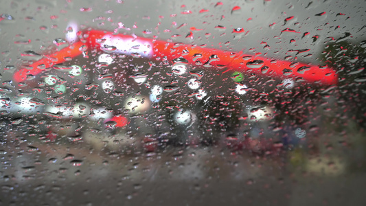 汽车上的有选择性焦点雨滴视频