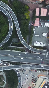 航拍俯拍城市风光旋转的立体交通枢纽堵车车流素材武汉城市视频