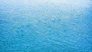 雨水落在蓝色纯净清澈的水面上16秒视频