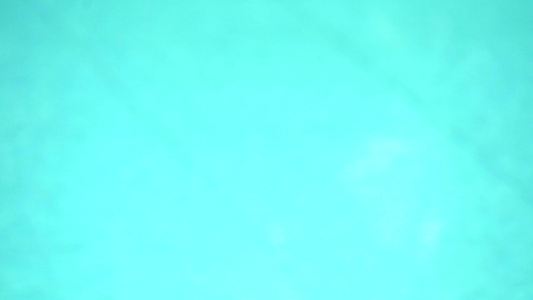 结对泳池中蓝色的蓝色小海浪水面表面视频