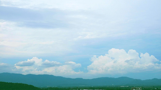 雨水落下后山峰和山丘的风景天空中的云视频
