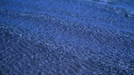 深蓝水与月光反射的海洋视频