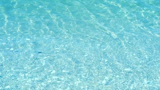 海水表面水面的蓝色颜色有光反射和波浪潮视频