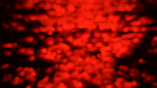 河流表面含铅的红色红灯光模糊和bokeh反射视频