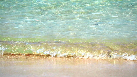 沙滩上的小浪和清净的海水以水下的沙子为重点视频