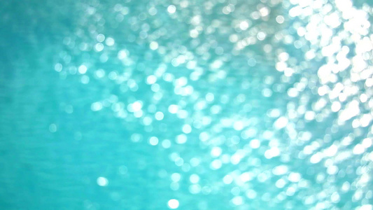 池子上的表层蓝波水抽象模糊多彩1视频