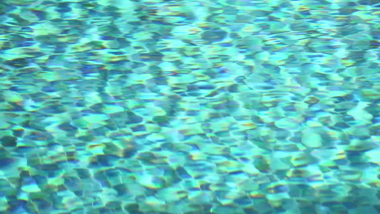 水底游泳池水面水面的慢运动波视频