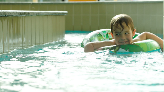 男孩带橡皮环在水迷宫中游泳视频