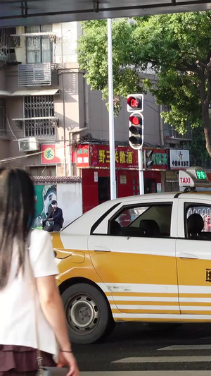 城市交通道路斑马线车祸现场街景【该新闻类视频无肖像权，请勿商用】出租车22秒视频