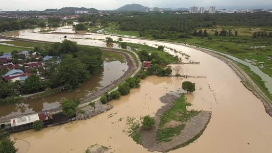 水淹在河边Kampung房屋的田地上视频