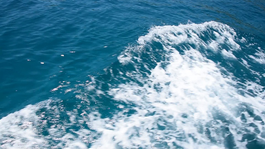 在船上运行的海浪海底蓝海潮视频