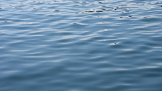 在水面流动的蓝海波浪视频