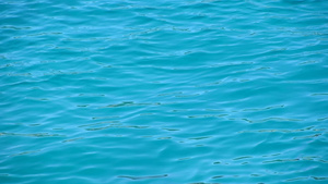 在水面流动的生蓝色海洋波纹9秒视频