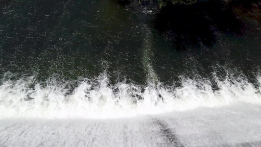 从大坝中抽取的流水慢动视频